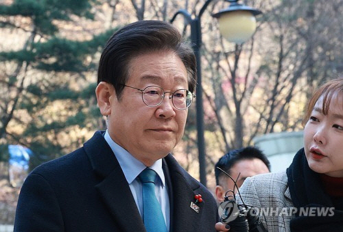 더불어민주당 이재명 대표가 10일 오전 서울 서초구 서울중앙지법에서 열린 '대장동 배임·성남FC 뇌물' 관련 1심 속행 공판에 출석하기 위해 법정으로 향하고 있다. [연합뉴스]